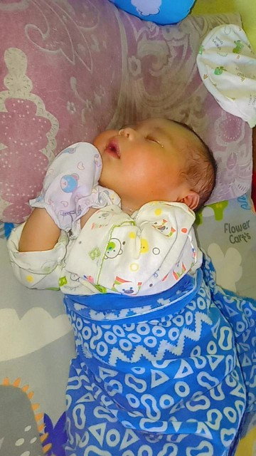 Halo mom,ada yg sama gak ya babyy nya lebih sering tidur miring kanan/kiri,padahal baru 8 hari
