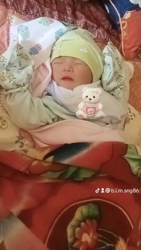 Em có ít sữa quá nên không đủ cho con ăn ạ