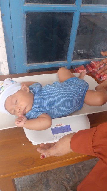 Bunda"apa normal BB bayi 3 bulan hanya bertambah 300 gram?