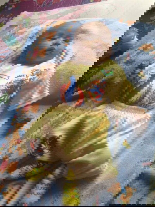 Cemoohan orang tentang bayi kurus