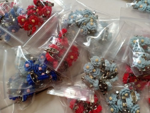 Brooch bunga