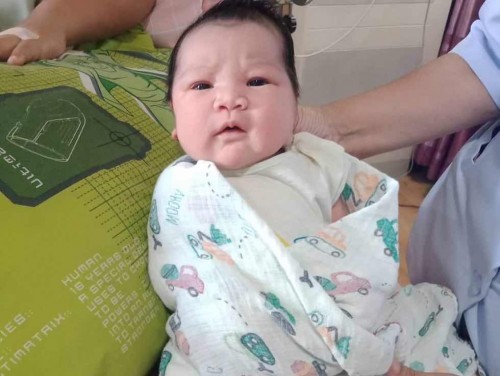 สวัสดีค่ะ 👶🏻หนูชื่อเบอร์ลิน คุณแม่ผ่าคลอดท้องแรก เพราะหนูอ้วนมาก 😁
หนัก 4090 กรัม