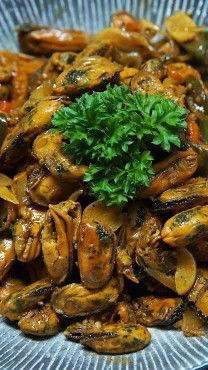 Makan kerang hijau kupas