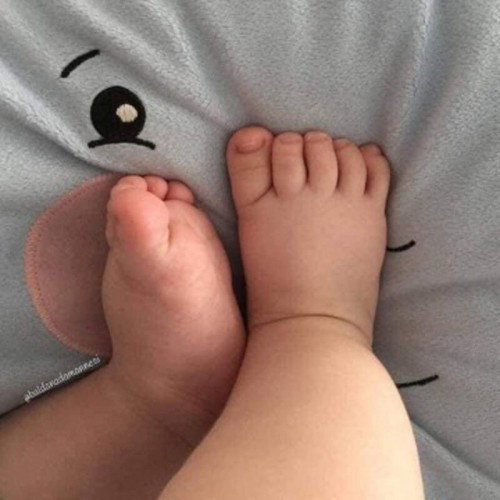 Bé bị nhiễm khuẩn đường ruột có được tiêm mũi 5in1 không ạ?
