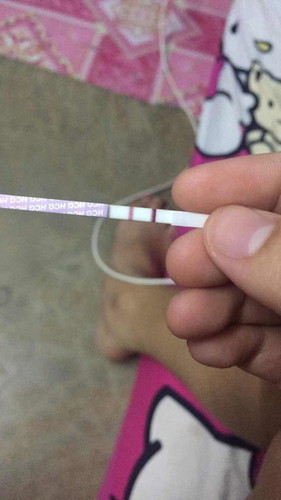 เมนส์ขาดไป 4 วัน เลยลองตรวจ รอบแรกคือเดือน กรกฎาคมตรวจแล้วขึ้นสองขีดจางๆ เลยไปหาหมอ