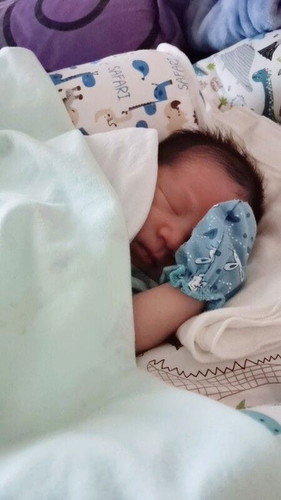 น้อง1เดือน20วัน มีอาการขาสั่นดิ๊กๆรัวๆ จับแล้วหาย ปกติหรือเปล่าครับ