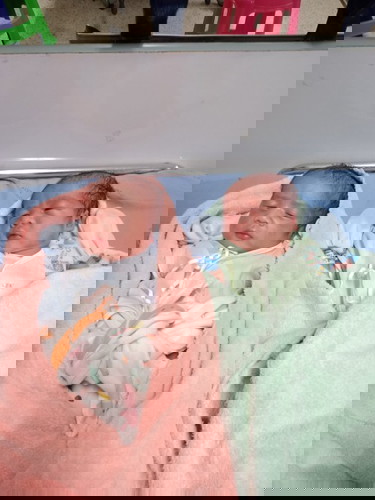 เด็กแฝดมารายงานตัวครับ