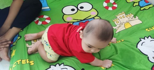 Merangkak baby 5 bulan