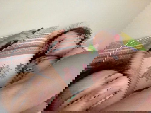 Panggabi lage si daddy sa work kaya namiss niya daddy niya . 💕