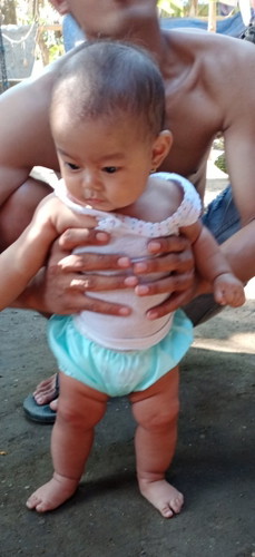 Baby 5bln maunya berdiri dan jalan terus , kalo duduk gamau malah mau langsung berdiri dan jalan.. .