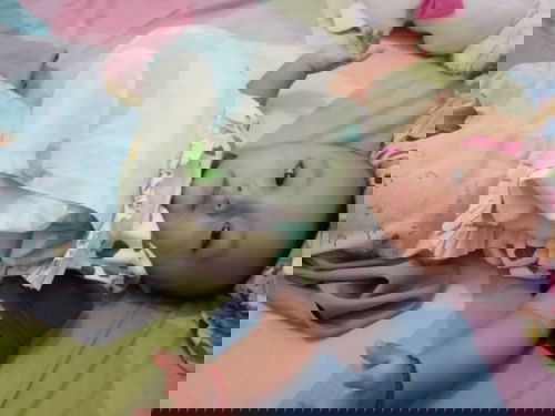 Bun baby q sering mukul  dada nya sendiri .. Kira" Knpa yaa..smpe tk kasih bantal didada. Sakit g y.