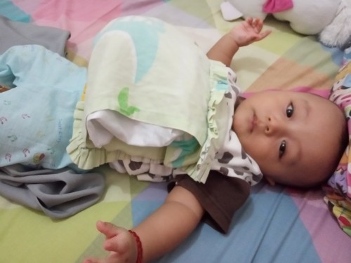 Bun baby q sering mukul dada nya sendiri .. Kira" Knpa yaa..smpe tk kasih bantal didada. Sakit g y.