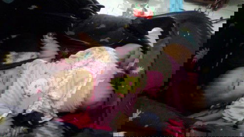 Bayi tidur tangan dan kaki terentang kurang bedong?