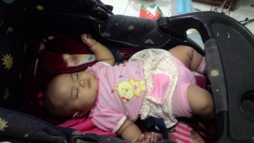 Bayi tidur tangan dan kaki terentang kurang bedong?