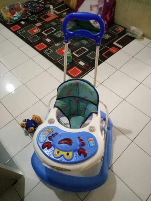 dijual baby walker baru 4bln pakai..