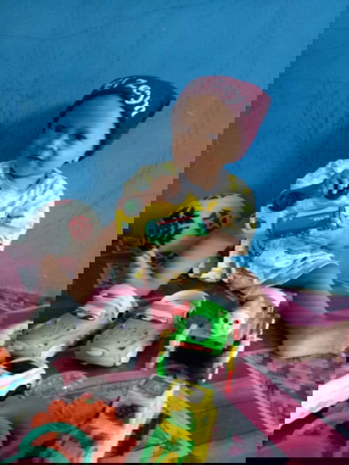 sembunyikan mainan..