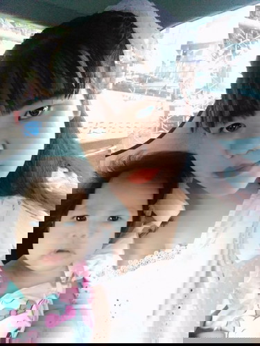 แม่กับลูกเเต่งตัวเเข่งกัน