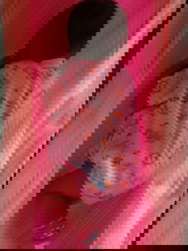 น้องชอบนอนคว่ำแบบนี้ตลอดเลยค่ะกลุ้มใจมากกลัวน้องหายใจไม่ออก☹️☹️เอาหงายหน้าขึ้นก็ร้องนอนท่านี้ตลอดเลย