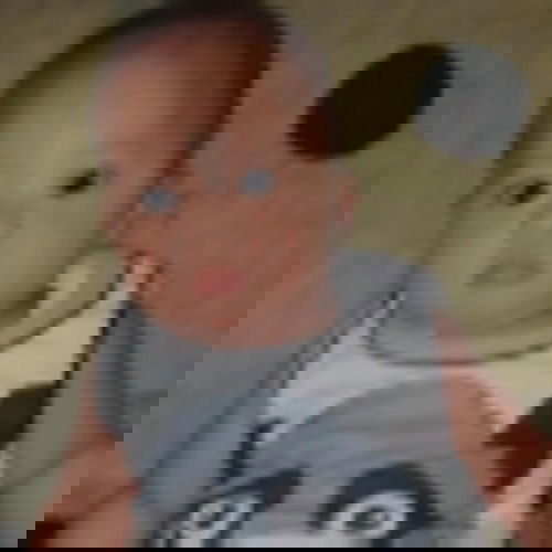 Usia anak saya sekarang 5 bulan lebih 3 hari tapi dia blm bisa duduk atau pun merangkang