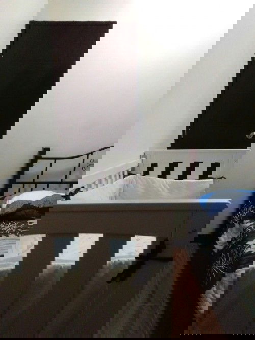 Crib sa harap ng pinto