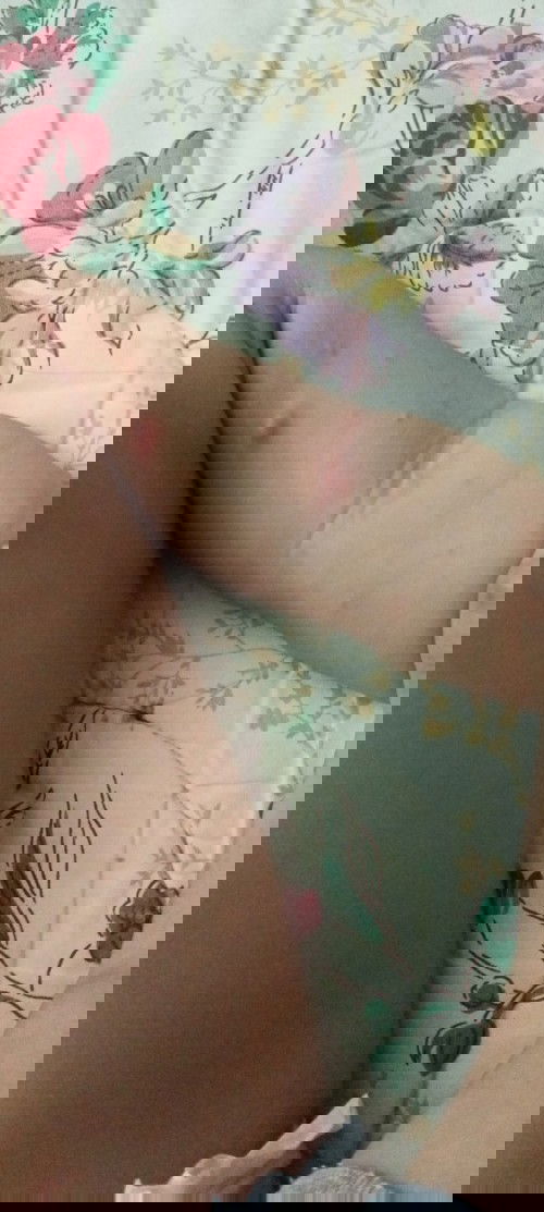 Biji besar dan bintik-bintik bintik kecil