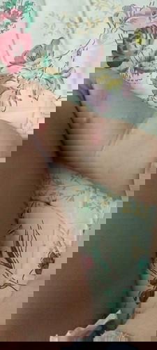 Biji besar dan bintik-bintik bintik kecil