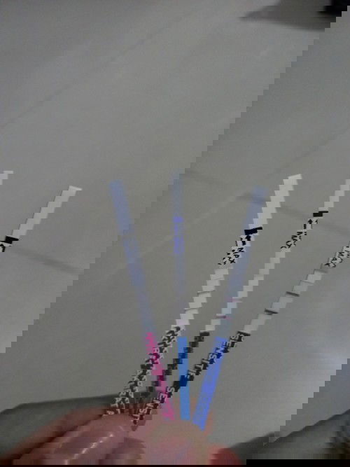 Bun..tespek positif garis 2,tp waktu aku usg blm keliatan kantong nya, waktu itu masih 4 week