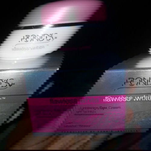 Pond's flawless white