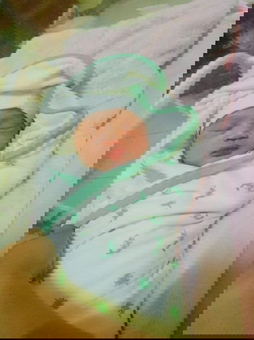 Hi my name is Amira Reanne Baticos,2600 grams born on Sept 10,2020 at 1:38am.