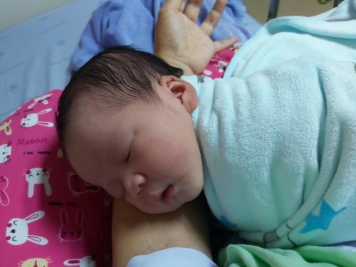 สวัสดีโลกภายนอก..
แม่สาวน้อยลืมตาวันนี้จ้า
หนัก3130..ร่างกายแข็งแรงจ้าา