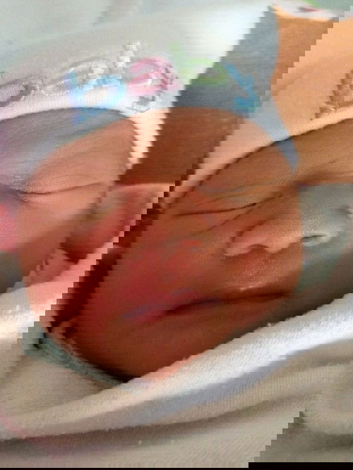 คลอดแล้วจร้าหลังจากแอบอยู่ในท้องแม่มานาน