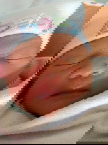 คลอดแล้วจร้าหลังจากแอบอยู่ในท้องแม่มานาน