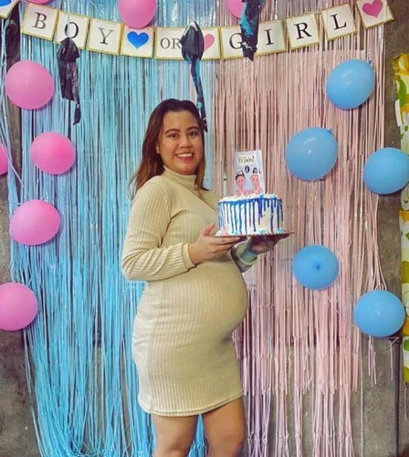 Twin mom to beb