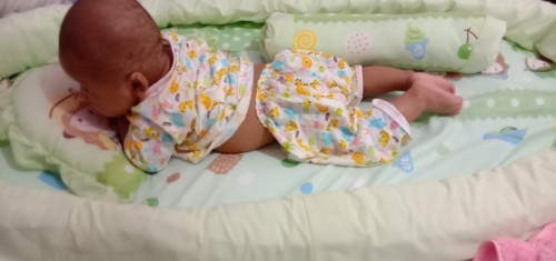 น้องอายุได้2เดือนแล้วค่ะ
พลิกตัวเองแล้วอ้อแอ้แล้ว