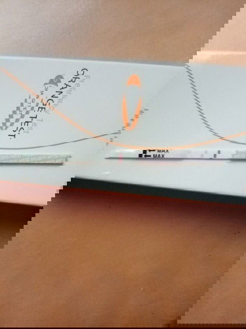 ตรวจเองขึ้น 2 ขีด ท้อง 6 W แต่มีเลือดไหล