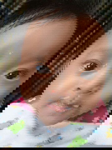 Có bé nào như chuột con nhà em không?Ba ngày nay cứ ăn là thổi bột văng tứ tung đầy mặt,quậy quá rồi