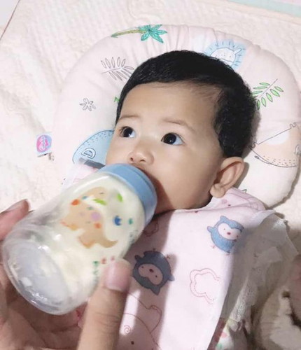 ลูกสาว 5 เดือน 13 วัน ให้ทานนมผงเสริมได้ไหมครับ นมแม่ไม่พอทาน...