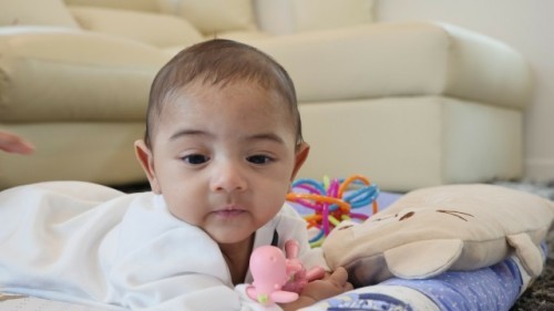 ลูกเอามือเข้าปาก ต้อง เอาออก ไหม ครับ รึว่า ปล่อยให้ลูกเล่นกับมือ