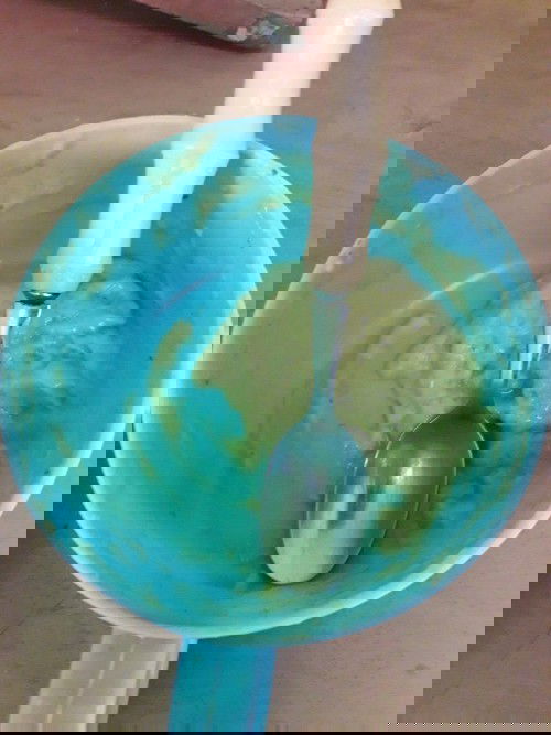 Mengajarkan anak makan sendiri