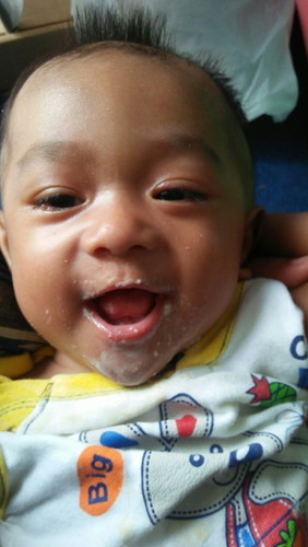 Boleh gak ya Kasi bayi usia 5 bulan makan biskuit yg dicairkan?