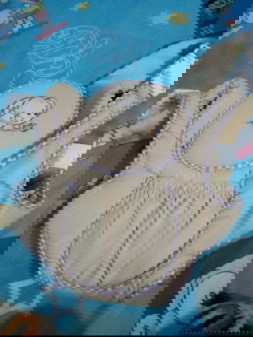 Bayi digendong menggunakan gendongan di depan