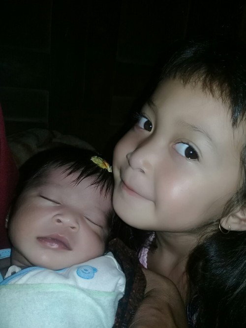 kedua putriku