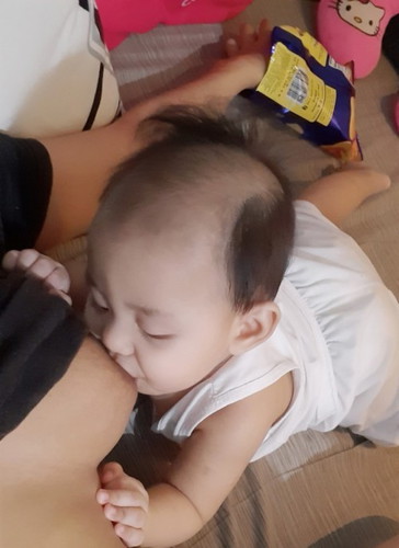 Mommies breastfeed