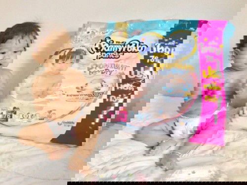 เห็นแม่หลายคนบอกว่า MamyPoko Pants Premium Extra Dry ใช้ดี แม่เลยซื้อลองกะเค้าบ้าง