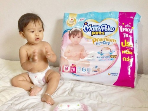 เห็นแม่หลายคนบอกว่า MamyPoko Pants Premium Extra Dry ใช้ดี แม่เลยซื้อลองกะเค้าบ้าง