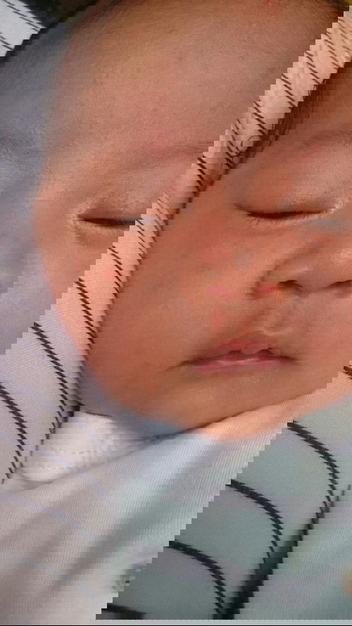 Baby ku udah 2hri ini bintik2 merah, ada yg tau ngg bund disebabkan krna apa dan pengobatannya gimna