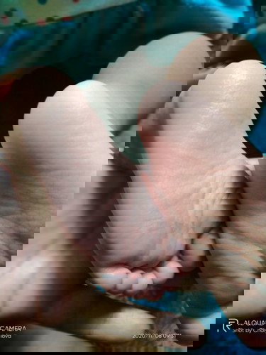 Mau nanya donk bun. Knpa ya telpk kaki anak saya selalu keringetan trs pdhl usia nya baru 7 bulan ?