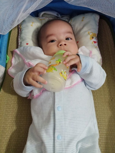 Có mom nào có con giống con nhà mình ngủ nhiều ăn ít ko ạ.giờ ko bú mẹ mà chỉ bú bình ko tăng kg mấy