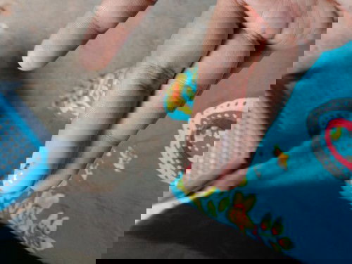 Keputihan hijau di sertai bercak darah