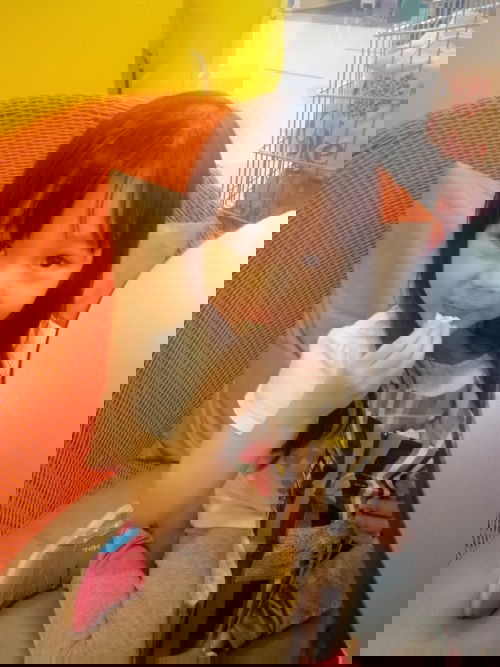 น้อง3.11ปี​ ถ้าออกข้างนอกไม่กล้าแสดงออกคะ​ แต่ถ้าอยู่ที่บ้านคุยเก่งมากคะ​ ทำอย่างไรดีคะ